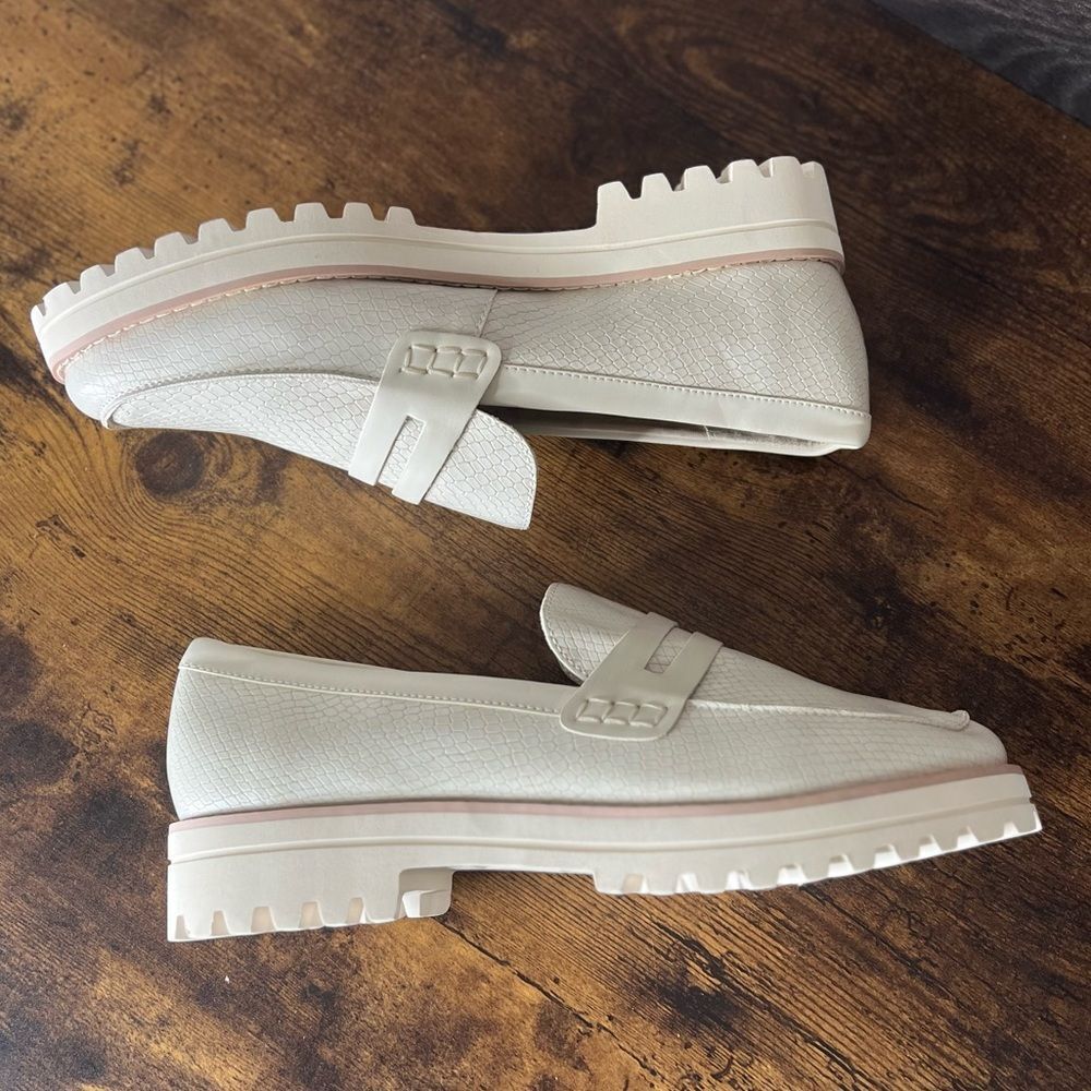 Dolce Vita Elias Flat Embossed Leather Loafer in Ivory. Size 10. New! - Picture 3 of 14
